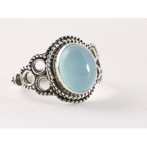 Bewerkte zilveren ring met blauwe chalcedoon - maat 19