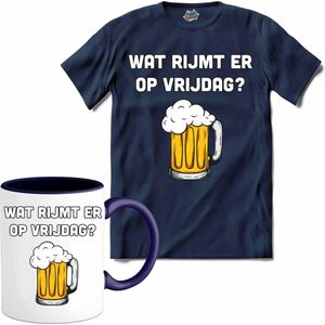 Wat rijmt er op vrijdag? - Bier kleding cadeau - bierpakket kado idee - grappige bierglazen drank feest teksten en zinnen - T-Shirt met mok - Heren - Navy Blue - Maat 3XL