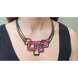 Batucada - Pythagoras - Collier van Plantaardige Oorsprong en Hypoallergeen - Vrouwen Ketting met Geometrische vormen - Antiallergisch Halsketting - Zwart - Rood - Paars - lengte 45/50 cm - effect Tattoo -  ziet er uit als Rubber - Vegan