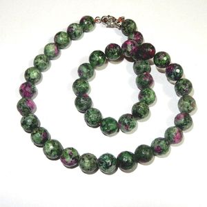 Robijn in Zoïsiet Edelsteen Collier met Zilveren Slotje
