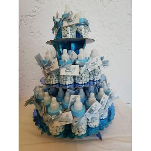 48 blauwe papflesjes gevuld met snoephartjes op een etagiere als uitdeel bedankje of traktatie bij babyshower of geboorte voor een jongen