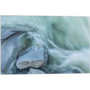 WallClassics - Vlag - Blauw Stromend Water langs Stenen - 60x40 cm Foto op Polyester Vlag