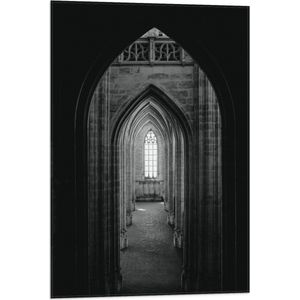 WallClassics - Vlag - Donkere Gang in een Kerk - Zwart Wit - 50x75 cm Foto op Polyester Vlag