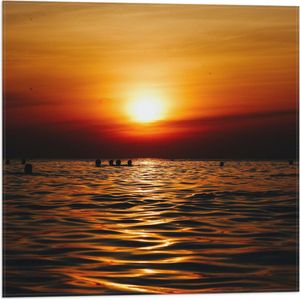WallClassics - Vlag - Zwemmende Mensen in Zee bij Ondergaande Zon - 50x50 cm Foto op Polyester Vlag