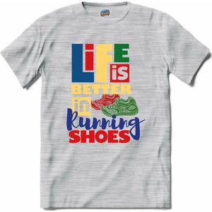 Life Is Better In Running Shoes | Hardlopen - Rennen - Sporten - T-Shirt - Unisex - Donker Grijs - Gemêleerd - Maat S