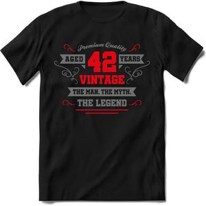 42 Jaar Legend -  kado T-Shirt Heren / Dames - Zilver / Rood - Perfect Verjaardag Cadeau Shirt - grappige Spreuken, Zinnen en Teksten. Maat L