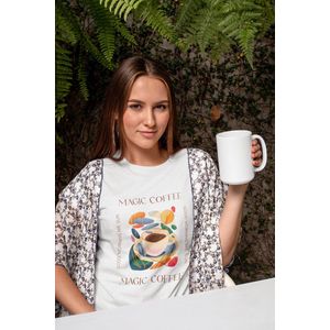 Shirt - Magic coffee - Wurban Wear | Grappig shirt | Koffie | Unisex tshirt | Koffiezetapparaat | Koffiebonen | Wit