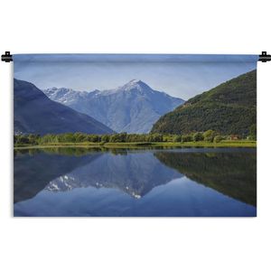 Wandkleed Comomeer - Een reflectie van een grote bergtop in het water van het Comomeer Wandkleed katoen 120x80 cm - Wandtapijt met foto