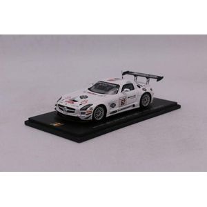 Het 1:43 gegoten modelauto van de Mercedes-Benz SLS AMG GT3 #62 van de 24H Spa in 2013. De coureurs waren O. Webb/K. Wendlinger en A. Brundle. Dit schaalmodel is gelimiteerd op 500 stuks. De fabrikant is Spark.