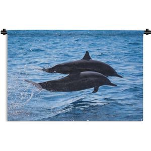 Wandkleed Dolfijn - Twee tuimelaars springen boven het water Wandkleed katoen 150x100 cm - Wandtapijt met foto