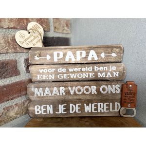 Cadeaupakket papa - vader  inclusief houten hartje -  Tekstbordje 20x28 cm papa de wereld + Bieropener Mijn vader / vaderdag geschenk / vaderdag cadeautjes / verjaardag / opa / papa