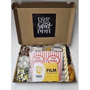 Film Pret Pakket - Enjoy The Sweet Moment met filmcadeaubon, mystery card met persoonlijke (video)boodschap en vele film-feestartikelen | Verjaardag | Jubileum | Zomaar