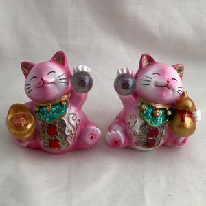 Geluksbrenger Japanse gelukskat-Het geluks katje ""maneki neko."" set van 2 stuks 6x6x4.5cm resin handgeschilderde roze kleur katten.