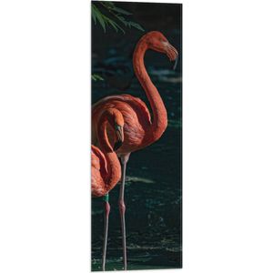WallClassics - Vlag - Flamingo Duo tussen Groene Takken - 30x90 cm Foto op Polyester Vlag