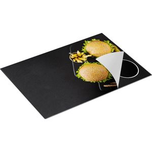 Chefcare Inductie Beschermer Hamburgers met Patat op een Zwarte Marmeren Plaat - 75x50 cm - Afdekplaat Inductie - Kookplaat Beschermer - Inductie Mat