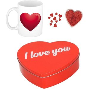 Valentijnsdag cadeau set koffie mok/beker Love hartje met deco strooi hartjes en snoepjes blikje 18 cm - Hartjes/liefde thema
