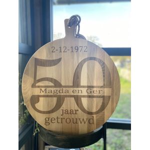 Serveerplank - Creaties van Hier - serveerplank 50 jaar getrouwd (geen mr en mrs) - 45 cm - gepersonaliseerd cadeau - hout