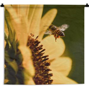 Wandkleed Zonnebloem - Een zonnebloem met vliegende bij Wandkleed katoen 90x90 cm - Wandtapijt met foto