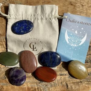 Set van 7 Chakra stenen in een duurzaam geschenkzakje - edelsteen kaartje - chakra meditatie - knuffel stenen - knuffelsteen - duimsteen - zaksteen