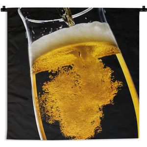 Wandkleed Bier - Bier wordt gegoten in een bier glas Wandkleed katoen 120x120 cm - Wandtapijt met foto