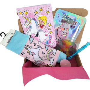 Cadeau box – Unicorn – Gefeliciteerd - Verrassings Pakket – Verjaardag - Gift box - Grappig - Cadeau voor vrouw man – Kado – Sokken - Verjaardags cadeau – Jarig -Geschenkdoos –LuckyDay Socks - Maat 37-44