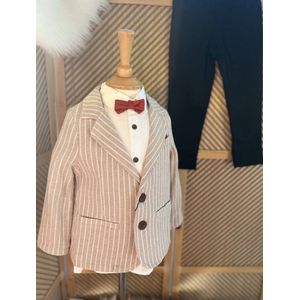 luxe jongens kostuum-kinderpak- kinderkostuum-4 delige set - beige wit gestreepte blazer, witte hemd, zwarte kostuumbroek ,camelrode vlinderstrik -bruidsjonkers-bruiloft-feest-verjaardag-fotoshoot-maat 98 (3-4 jaar)