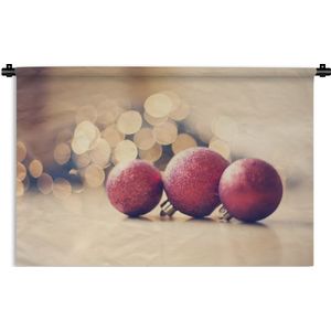 Wandkleed Kerst - Drie rode kerstballen en kerstverlichting Wandkleed katoen 60x40 cm - Wandtapijt met foto