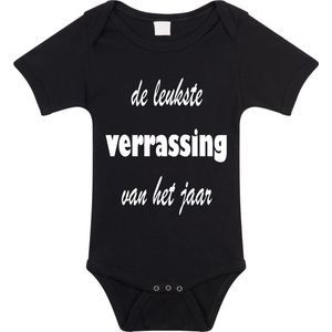 Baby rompertje met leuke tekst | de leukste verrassing van het jaar |zwangerschap aankondiging | cadeau papa mama opa oma oom tante | kraamcadeau | maat 80 zwart