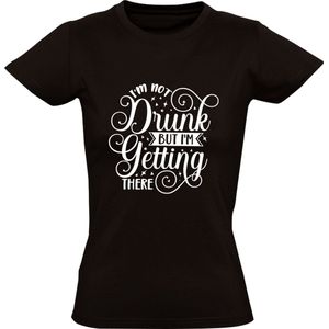 I'm not drunk but i'm getting there Dames T-shirt | drank | dronken | vrijgezellenfeest | verjaardag | party | festival | cadeau | kado | shirt