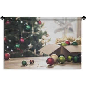 Wandkleed Kerst - De kerstmis snuisterijen met op de achtergrond een kerstboom Wandkleed katoen 180x120 cm - Wandtapijt met foto XXL / Groot formaat!