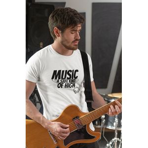 Shirt - Music a safe kind of high - Wurban Wear | Grappig shirt | Muziek | Unisex tshirt | Oortjes | Box | Gitaar | Piano | Dans | Koptelefoon | Wit & Zwart