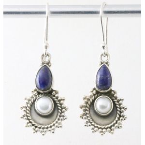 Bewerkte zilveren oorbellen met lapis lazuli en parel
