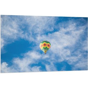 WallClassics - Vlag - Kleurrijke Luchtballon met Blokpatroon - 120x80 cm Foto op Polyester Vlag