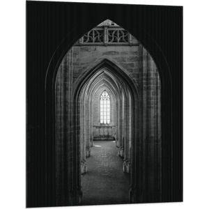 WallClassics - Vlag - Donkere Gang in een Kerk - Zwart Wit - 75x100 cm Foto op Polyester Vlag