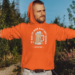 Koningsdag Hoodie Ik Ben Ff Bier Aan Het Zuipen - MAAT M - Uniseks Fit - Oranje Feestkleding