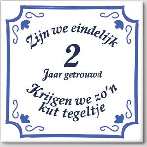 Huwelijk cadeau | Zijn we eindelijk 2 jaar getrouwd krijgen we zo'n kut tegeltje | Tegeltje spreuk 2 jaar getrouwd| Fotofabriek Spreuktegels | Cadeau 2 jaar getrouwd | Gratis ophangsysteem