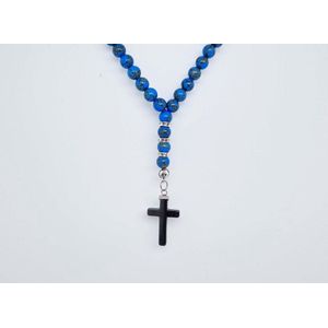 Handgemaakte Natuurstenen Autohanger "" Blauw howliet gesponnen goud""- Met metalen hanger ""Kruis"" - 8 mm diameter van de korrel- Mooie accessoire en decoratie voor de auto