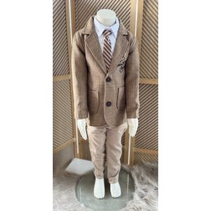 luxe jongens kostuum-kinderpak- kinderkostuum-4 delige set -camel bruine blazer, bruin beige gestreepte stropdas ,beige broek, bedrukte hemd -bruidsjonkers-bruiloft-feest-verjaardag-fotoshoot-communie- 5 jaar maat 110