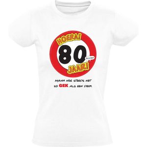 Hoera 80 jaar! Maar nog steeds zo gek als een deur Dames T-shirt - verjaardag - jarig - feest - 80e verjaardag - tachtig - verjaardagsshirt - grappig