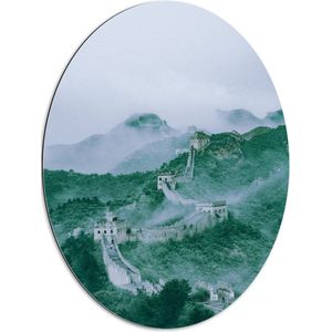 WallClassics - Dibond Ovaal - Chinese Muur door Bosgebied in China - 60x80 cm Foto op Ovaal (Met Ophangsysteem)