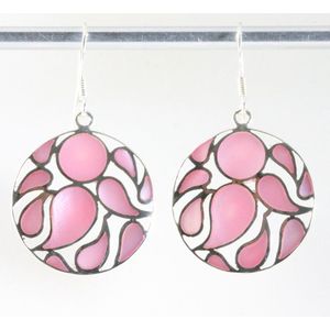 Ronde opengewerkte zilveren oorbellen met roze parelmoer