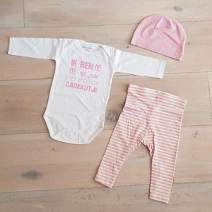 Baby 3delig kledingset pasgeboren meisje | maat 50-56 | roze mutsje roze broekje streep en witte romper lange mouw met tekst roze ik ben dit jaar het mooiste cadeautje Bodysuit | Kraamkado |  cadeau eerste Moederdag liefste mama Vaderdag papa