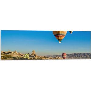 WallClassics - Vlag - Vier Luchtballonnen in de Lucht - 90x30 cm Foto op Polyester Vlag