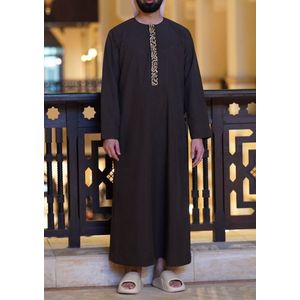 Bruine Embroidery Qamis Maat M- Islamitische Kleding/Producten – Qamis/Djellaba/Thobe/Abaya/Kandora/Gebedskleding voor Mannen/Heren