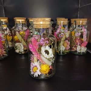 Flesje met droogbloemen en kurk | decoratie | glas | vaas | droogbloemen in fles | boeket | bloemstuk | interieur | bloemen in glas | fleurig | fles met kurk | cadeau | gezellig | droogbloemen | voorjaar