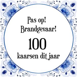 Verjaardag Tegeltje met Spreuk (100 jaar: Pas op! brandgevaar! 100 kaarsen dit jaar! + cadeau verpakking & plakhanger