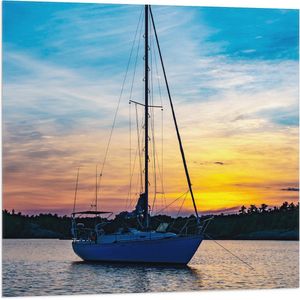 WallClassics - Vlag - Vissersboot met Hoge Mast en Zonsondergang - 80x80 cm Foto op Polyester Vlag