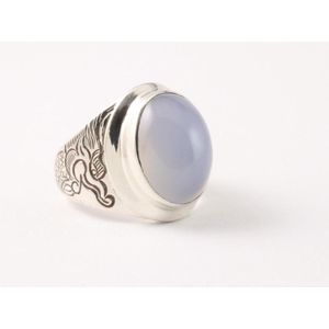 Zilveren ring met draakgravering en blauwe chalcedoon