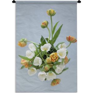 Wandkleed Minimalistisch - Witte en oranje tulpen witte achtergrond Wandkleed katoen 90x135 cm - Wandtapijt met foto