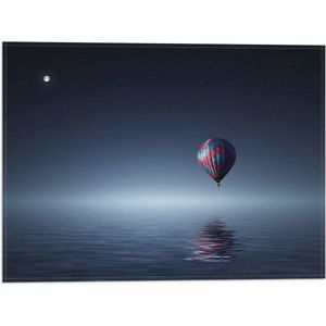 WallClassics - Vlag - Laagzwevende Luchtballon boven Water in de Nacht - 40x30 cm Foto op Polyester Vlag